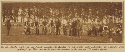 872167 Afbeelding van de start van een van de wedstrijden georganiseerd door wielerclub 'De Arend' te Utrecht.